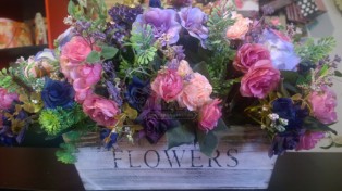 Искусственные цветы в деревянном кашпо Flowers